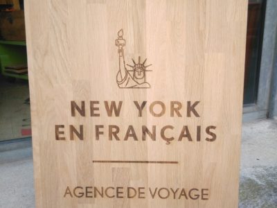 Enseigne en bois massif pour l’agence de voyage New-York en Français
