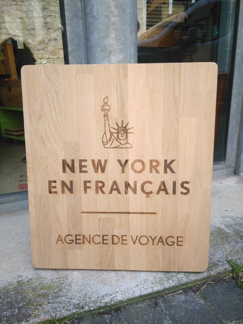 Enseigne panneau en bois chataignier pour l'agence de voyage New york en français gravure laser