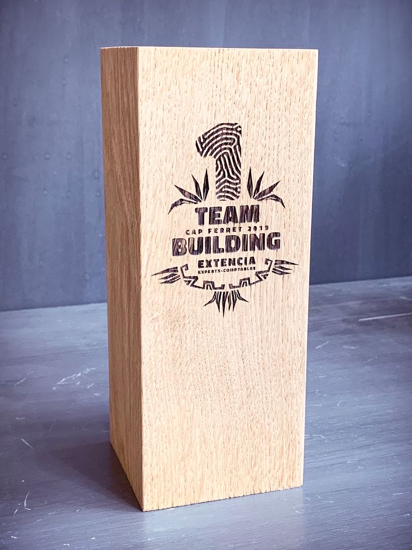 Trophées en bois massif chêne pour un team building du cabinet comptable Extencia gravé par laser