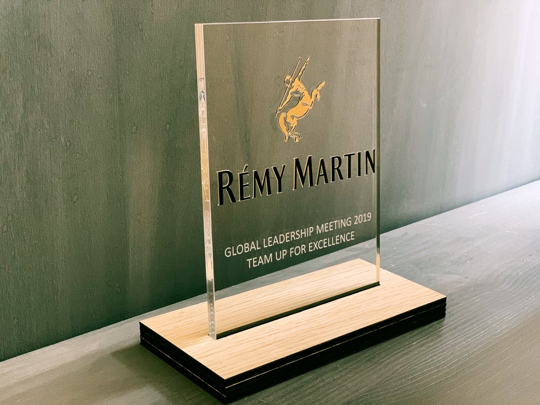 Trophées récompenses prix pour le global leadership meeting 2019 pour Rémy martin gravure et découpe laser bois et acrylique