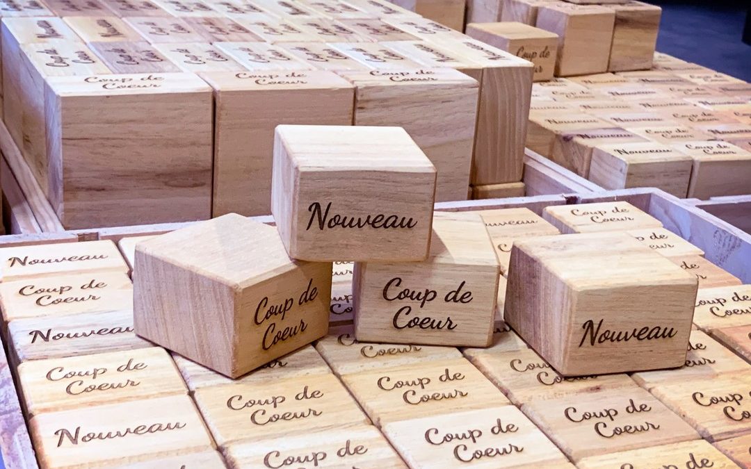 Cubes signalétique PLV en bois massif pour tous les supermarchés So Bio en France