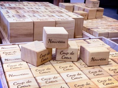 Cubes signalétique PLV en bois massif pour tous les supermarchés So Bio en France