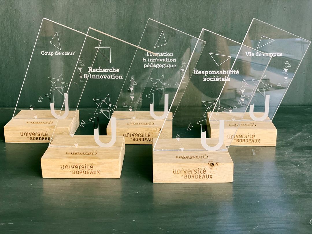 Trophées remise prix en acrylique et socle en chêne massif gravure et découpe laser pour Université de Bordeaux Talents U