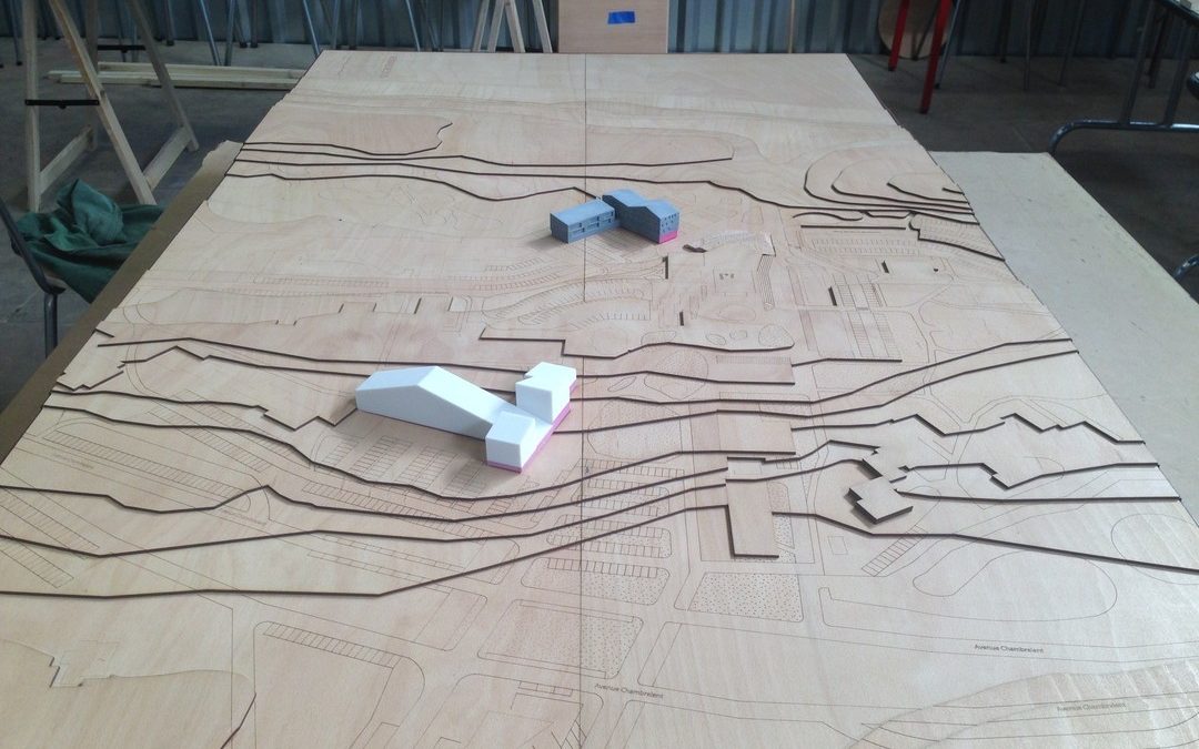 Découpe d’une maquette topographique en bois pour USUS Architectes