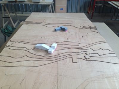 Découpe d’une maquette topographique en bois pour USUS Architectes