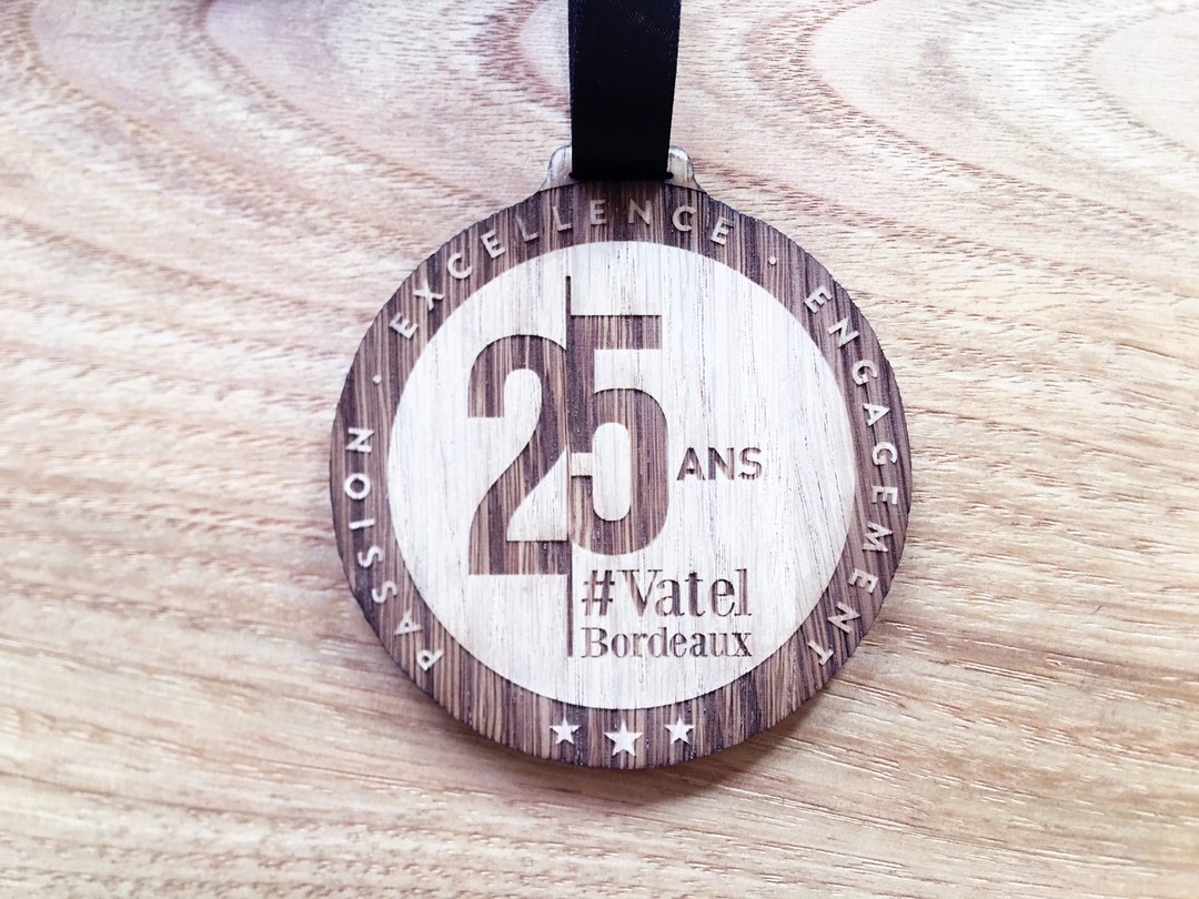 Médailles sur mesure en chêne gravure et decoupe laser pour les 25 ans de l'école hôtelière Vatel Bordeaux