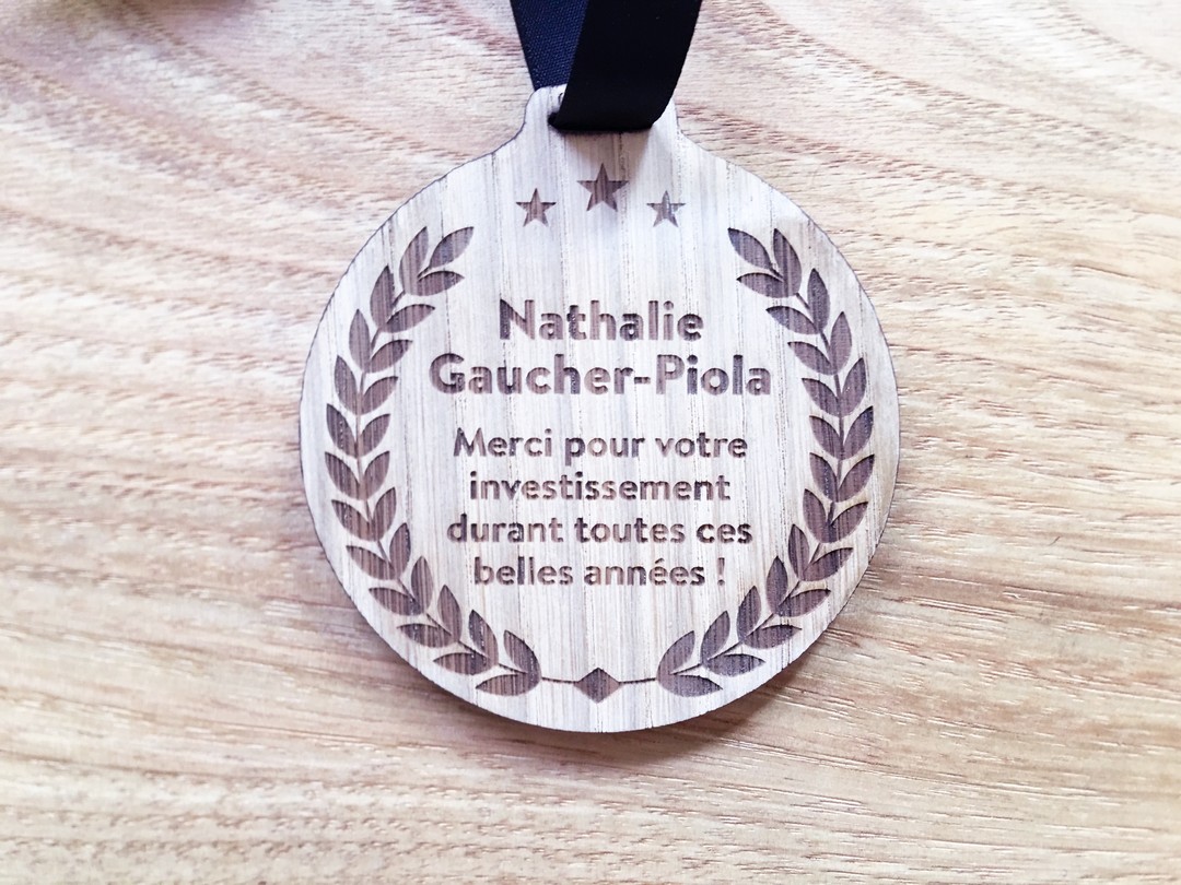 Médailles sur mesure en chêne gravure et decoupe laser pour les 25 ans de l'école hôtelière Vatel Bordeaux