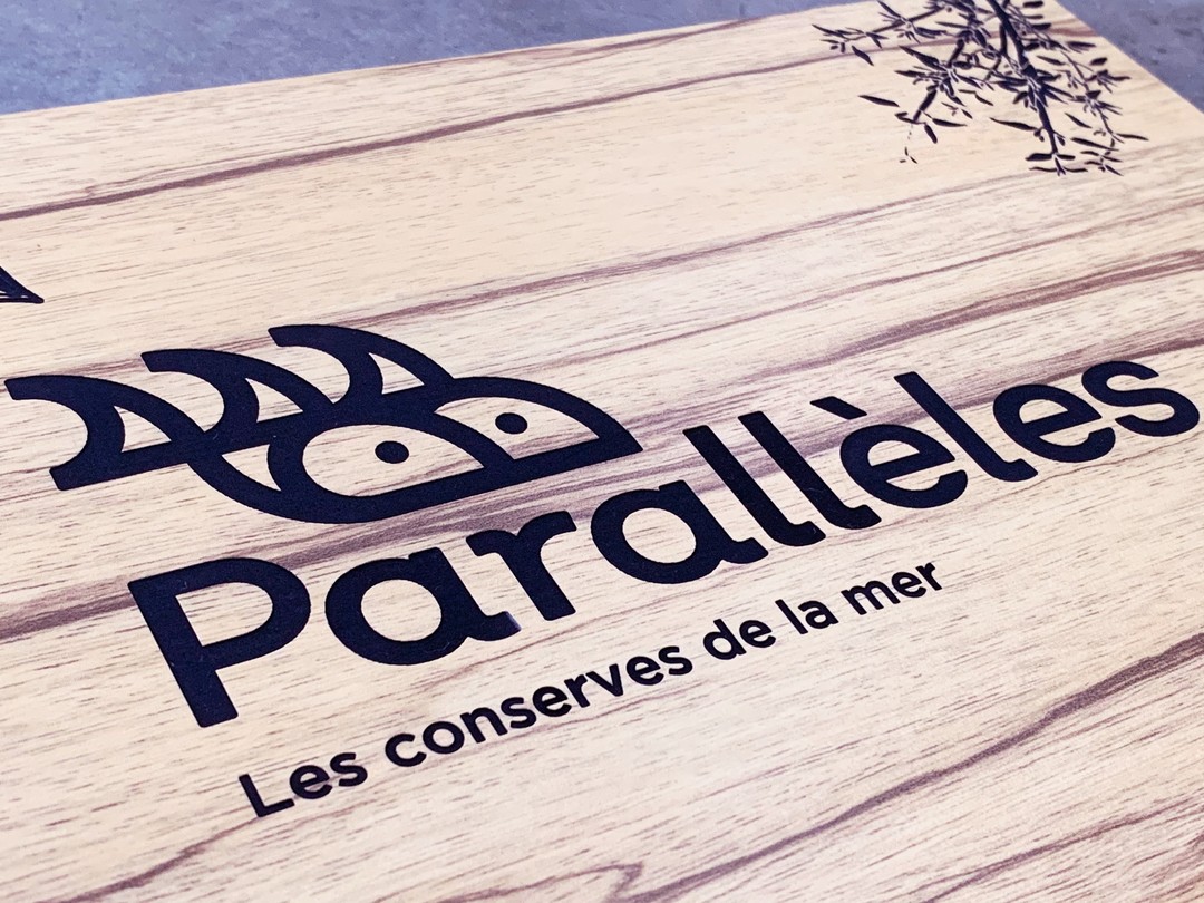 Gravure sur stratifié haute densité pour une signalétique extérieure publicité sur lieu de vente pour la société conserves parallèles