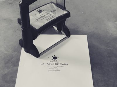 Réalisation d’un tampon XXL à encrage automatique Trodat pour La Table de Cana