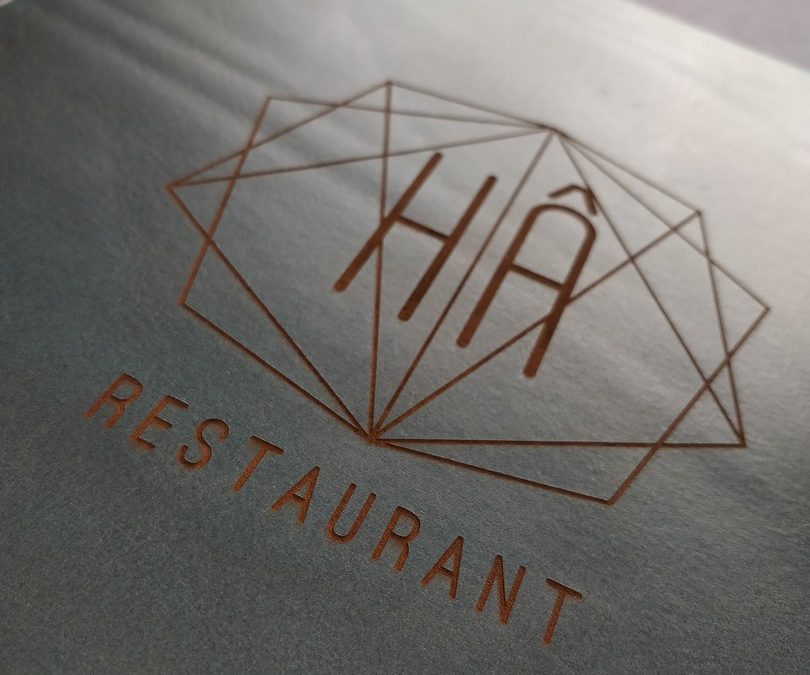 Restaurant le Hâ – Menus en cuir gravés par laser