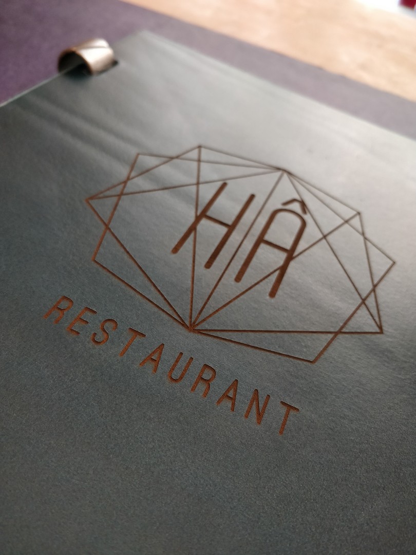 carte menus sur mesure haut de gamme gravure laser sur cuir collet pour le restaurant le ha et atelier dahu