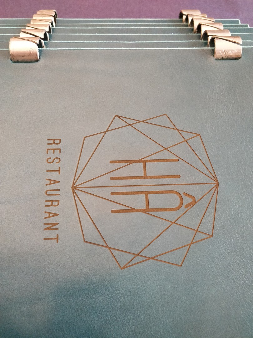 carte menus sur mesure haut de gamme gravure laser sur cuir collet pour le restaurant le ha et atelier dahu