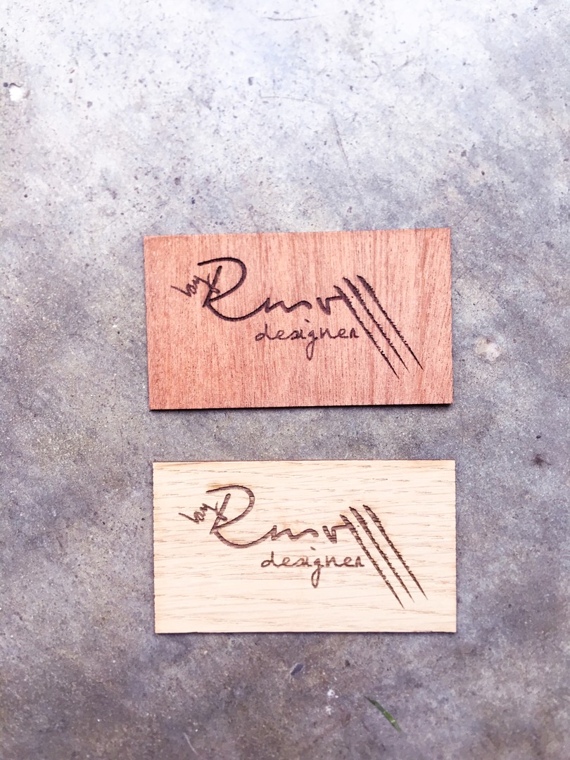 Etiquettes rappel de marque sur placage chene acajou decoupe laser gravure pour rmv designer