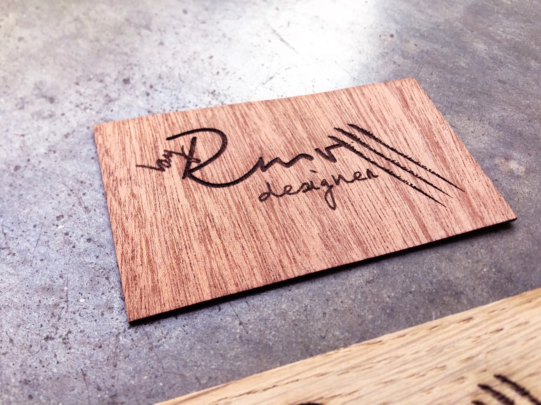 Etiquettes rappel de marque sur placage chene acajou decoupe laser gravure pour rmv designer
