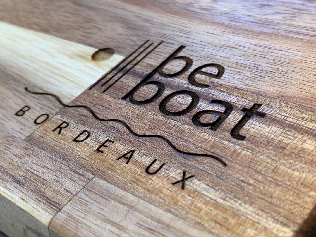 Gravure et découpe laser d'une planche à découper personnalisée pour Be Boat Bordeaux