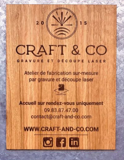 Gravure et decoupe laser sur du bois panneau d'entrée craft and co pour l'accueil des clients