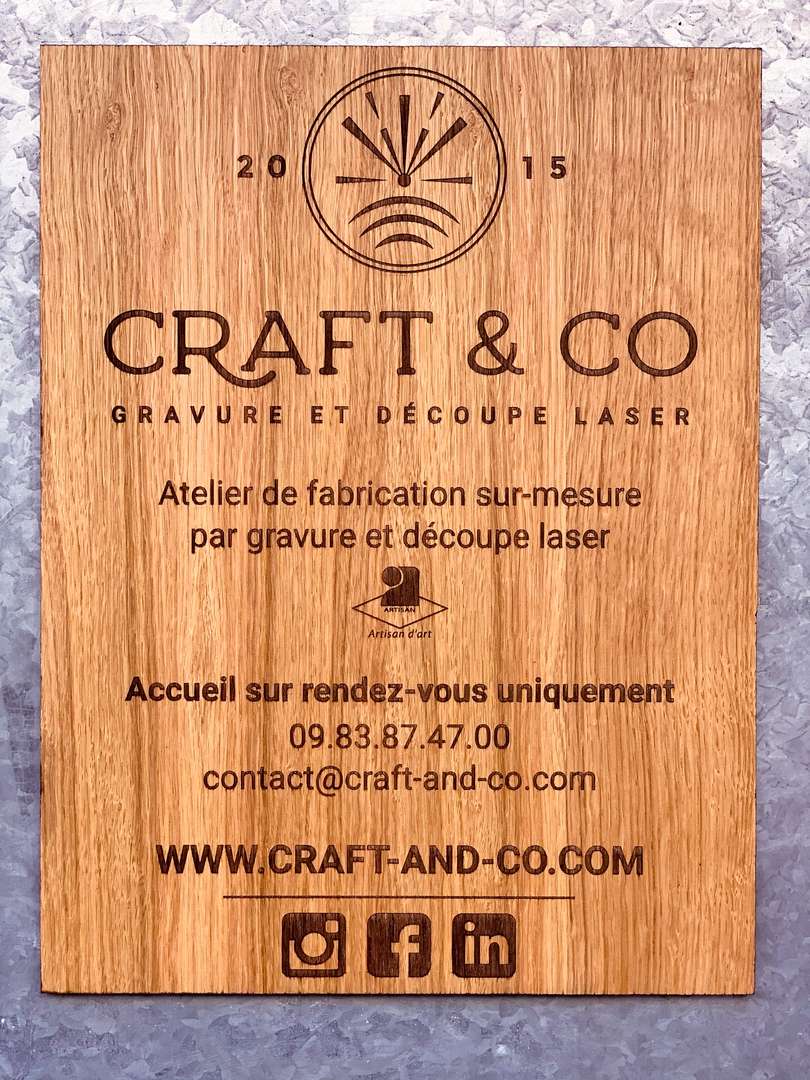 Gravure et decoupe laser sur du bois panneau d'entrée craft and co pour l'accueil des clients