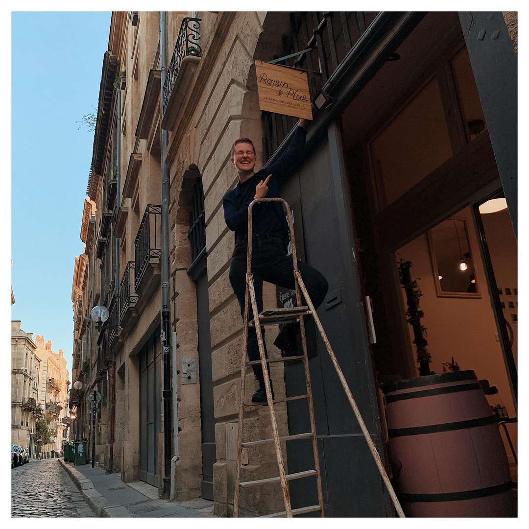 Découpe a la scie et gravure laser d'une enseigne drapeau pour le bar a vins Raisin de Plus à Bordeaux