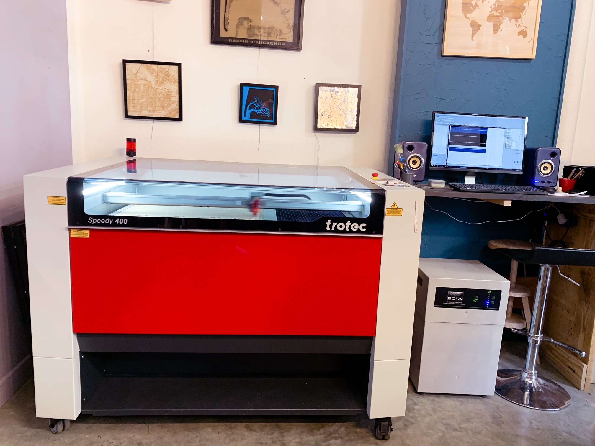 Installation d'une nouvelle machine laser trotec speedy 400 à l'atelier pour de la gravure et découpe laser