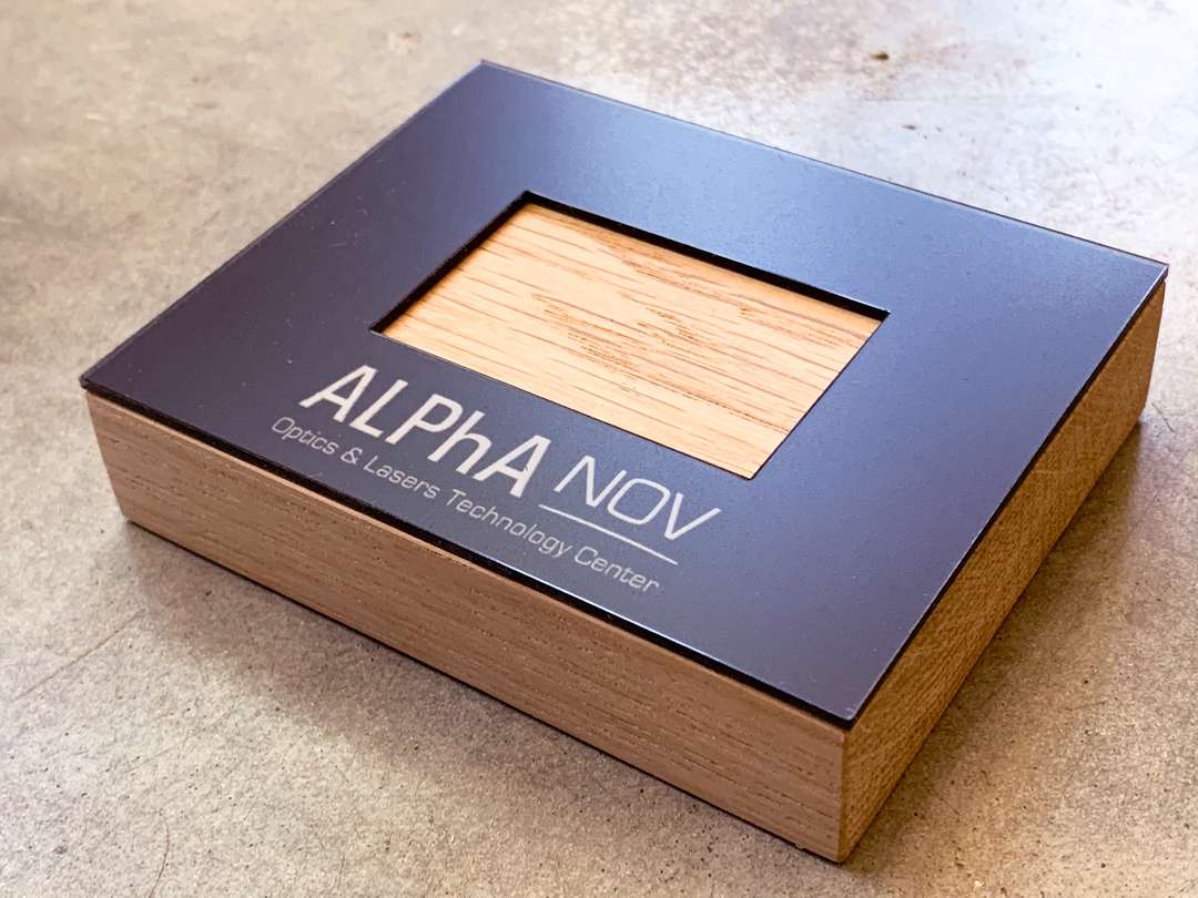 Gravure et découpe laser d'un présentoir flacon pour stand du salon professionnel ALPhANOV en acrylique et bois massif