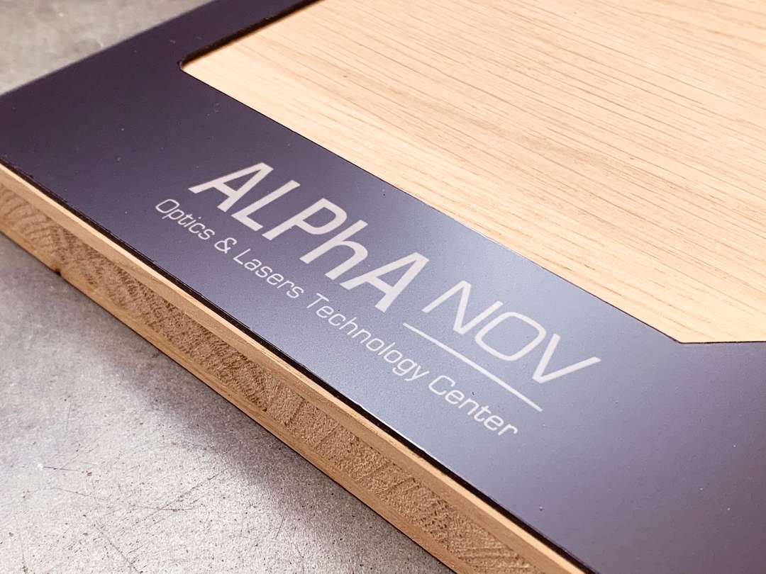 Gravure et découpe laser d'un présentoir produit pour stand du salon professionnel ALPhANOV en bois et acrylique