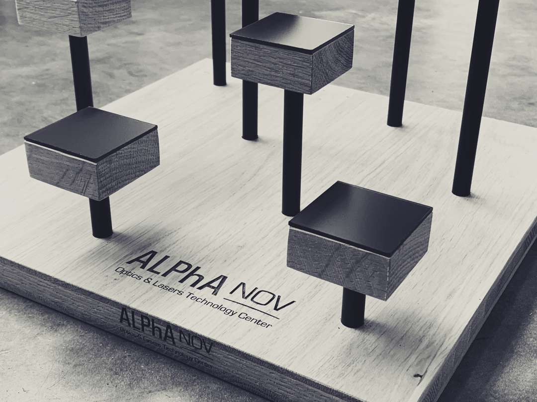 Gravure et découpe laser d'un présentoir socle tige echantillon pour stand du salon professionnel ALPhANOV en bois et acrylique