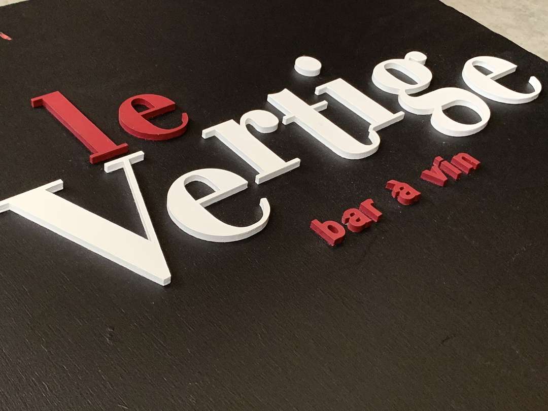 Lettrage découpe laser et peinture sur bois d'un tableau menu pour le bar à vin Le Vertige