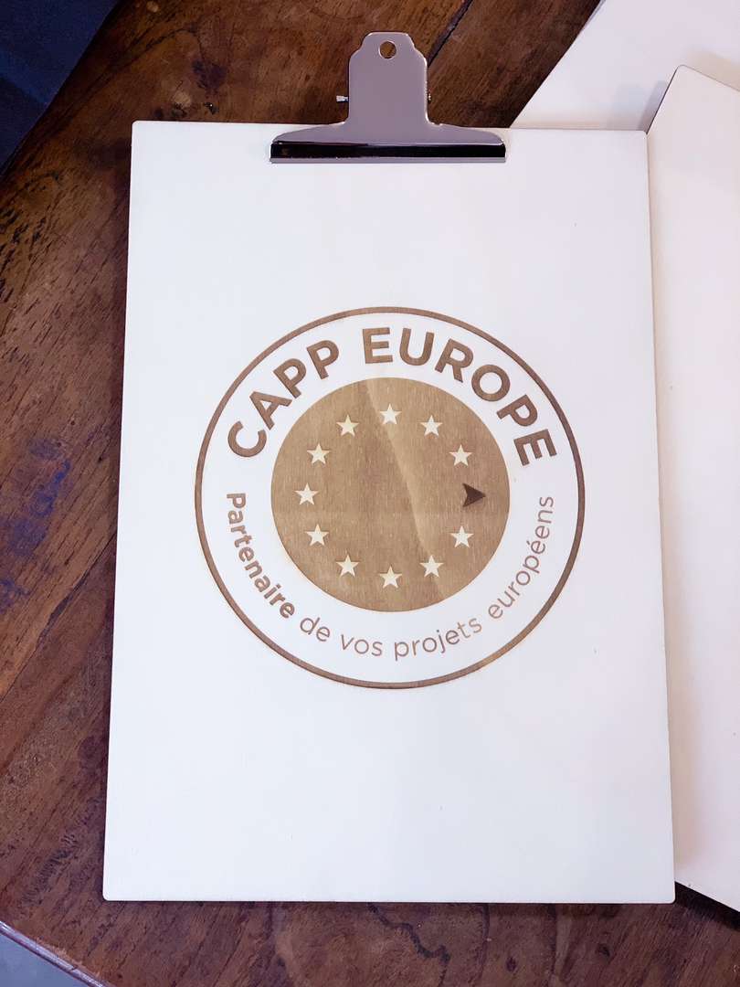 Découpe et gravure laser de plaques supports pour bloc notes en bois pour CAPP Europe