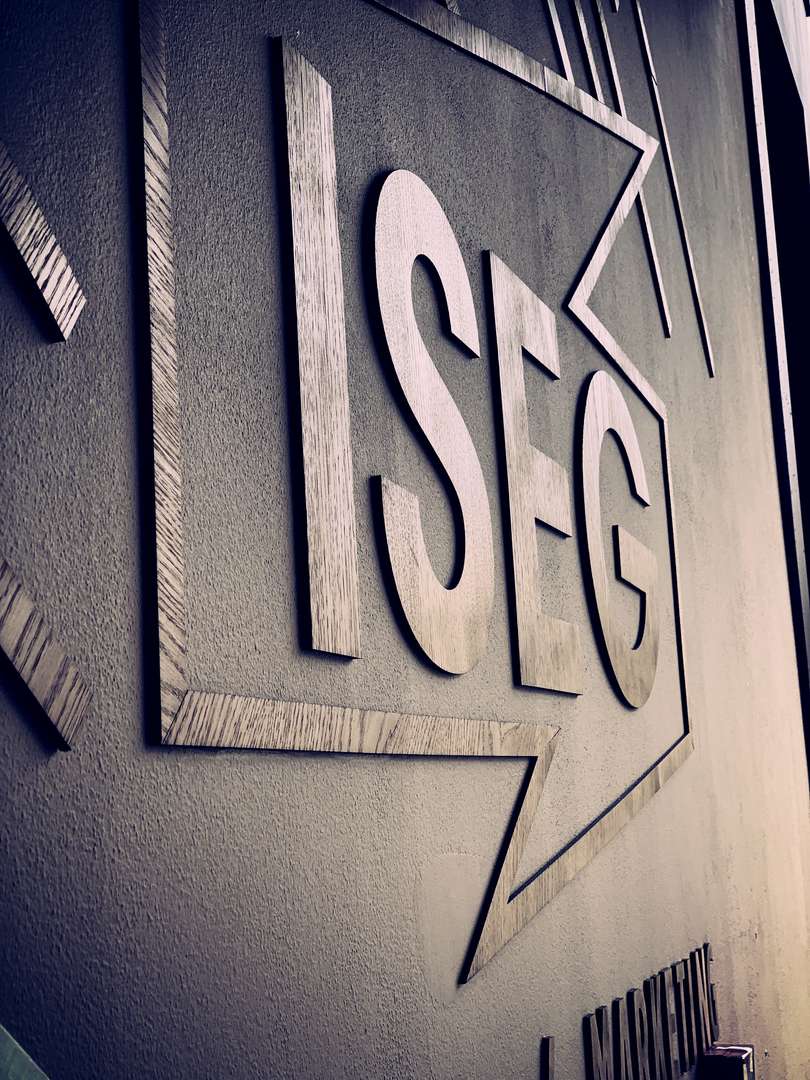 Gravure découpe laser lettrage peinture et vernis pour une signalétique murale en bois de décoration pour l'école de marketing et communication ISEG