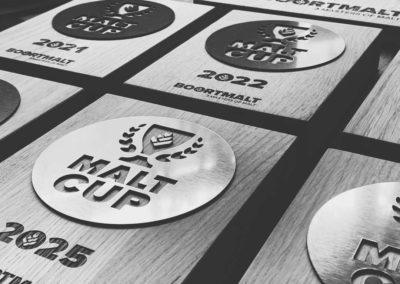 Vue détaillée des trophées Malt Cup 2021 en bois de Bourgogne PEFC et acrylique or.