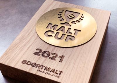 Trophée personnalisé en bois et acrylique or pour la Malt Cup 2021 par Boortmalt.
