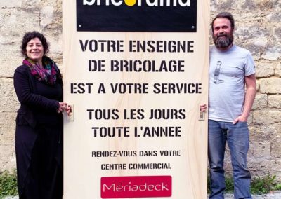 Panneau d’ouverture en bois du magasin Bricorama à Meriadeck