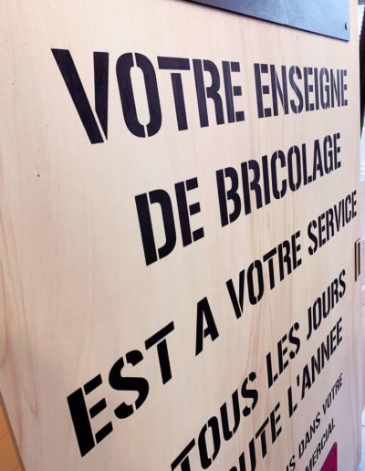 Gravure et découpe laser d'un panneau signalétique d'ouverture en bois pour Bricorama Bordeaux Meriadeck