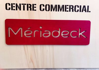 Gravure et découpe laser d'un panneau signalétique d'ouverture en bois pour Bricorama Bordeaux Meriadeck