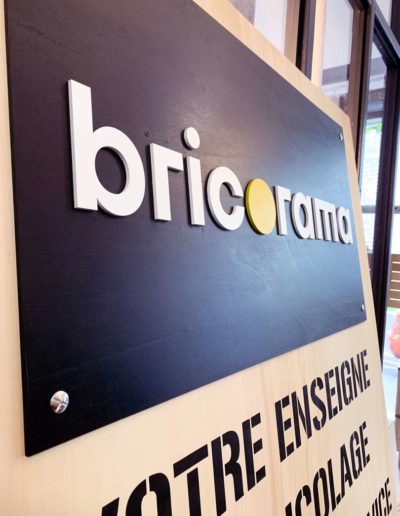 Gravure et découpe laser d'un panneau signalétique d'ouverture en bois pour Bricorama Bordeaux Meriadeck