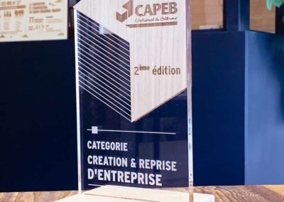 Gravure laser sur trophées en chêne et acrylique pour la CAPEB.