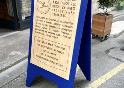 Gravure et découpe d’un panneau stop trottoir pour une épicerie BIO