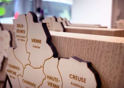 Découpe et gravure laser de trophées en bois massif récompense pour la chambre des métiers et de l'artisanat