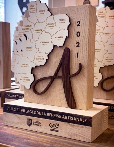 Découpe et gravure laser de trophées en bois massif récompense pour la chambre des métiers et de l'artisanat