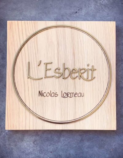 Gravure et découpe laser de plaque signalétique en bois et acrylique or pour l'Esberit