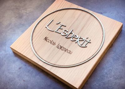 Gravure et découpe laser de plaque signalétique en bois et acrylique or pour l'Esberit