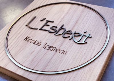 Gravure et découpe laser de plaque signalétique en bois et acrylique or pour l'Esberit