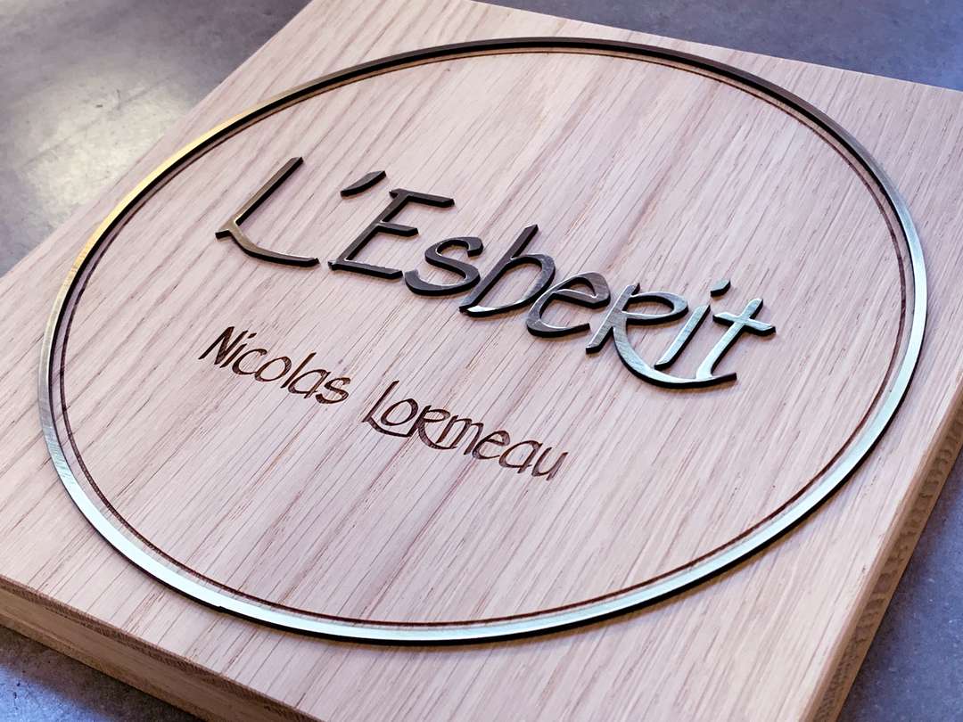 Gravure et découpe laser de plaque signalétique en bois et acrylique or pour l'Esberit