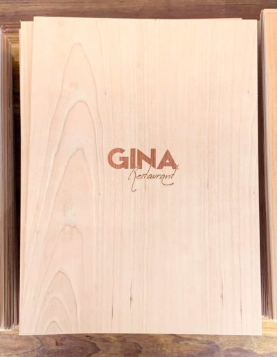 Gravure et découpe laser de cartes menus pour le restaurant Gina Bordeaux
