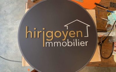 Signalétique extérieure lumineuse pour une l’agence Hirigoyen