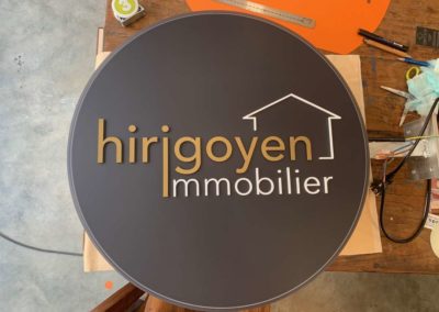 Signalétique extérieure lumineuse pour une l’agence Hirigoyen