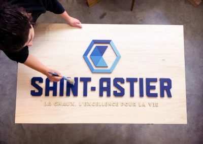 Gravure et découpe laser d'enseignes signalétiques pour l'entreprise de chaux Saint-Astier en collaboration avec l'agence Kulte pour un salon professionnel