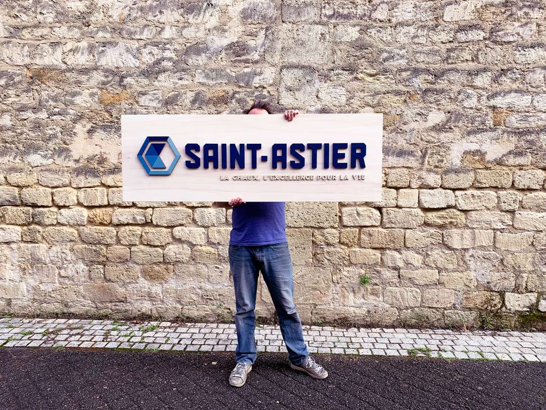 Gravure et découpe laser d'enseignes signalétiques pour l'entreprise de chaux Saint-Astier en collaboration avec l'agence Kulte pour un salon professionnel