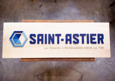 Gravure et découpe laser d'enseignes signalétiques pour l'entreprise de chaux Saint-Astier en collaboration avec l'agence Kulte pour un salon professionnel