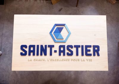 Gravure et découpe laser d'enseignes signalétiques pour l'entreprise de chaux Saint-Astier en collaboration avec l'agence Kulte pour un salon professionnel